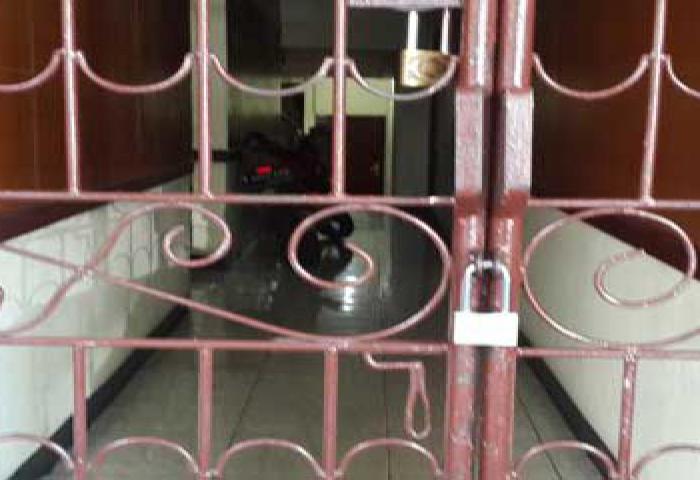 Pintu SMA 2 Jambi Disegel Orang Tua Murid